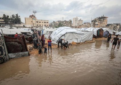 منخفض جوي يفاقم الكارثة في غزة: مبانٍ تنهار وخيام تغرق وبنية تحتية متهالكة