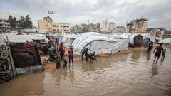 منخفض جوي يفاقم الكارثة في غزة: مبانٍ تنهار وخيام تغرق وبنية تحتية متهالكة