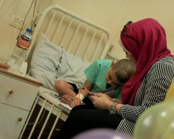 سلطات الاحتلال تمنع طفلا مصابا بالسرطان من تلقي العلاج داخل أراضي الـ48