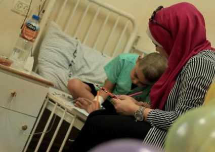 سلطات الاحتلال تمنع طفلا مصابا بالسرطان من تلقي العلاج داخل أراضي الـ48