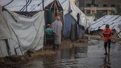 انهيار 3 مبانٍ وغرق آلاف الخيام في غزة مع تعمّق المنخفض الجوي