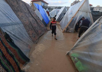أمطار غزة تهدد نازحي القطاع مع نقص الإمدادات