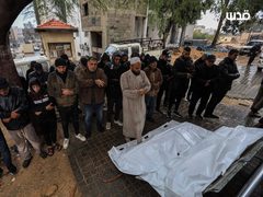 تشييع جثامين عدد من الشهداء، الذين قضوا؛ جراء انهيار مبانٍ متضررة بالقصف الإسرائيلي، بعد الأمطار الغزيرة في غزة.