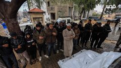 تشييع جثامين عدد من الشهداء، الذين قضوا؛ جراء انهيار مبانٍ متضررة بالقصف الإسرائيلي، بعد الأمطار الغزيرة في غزة.