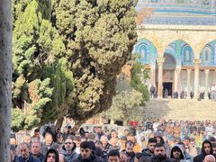 عشرات آلاف المصلين يؤدون صلاة الجمعة في المسجد الأقصى المبارك