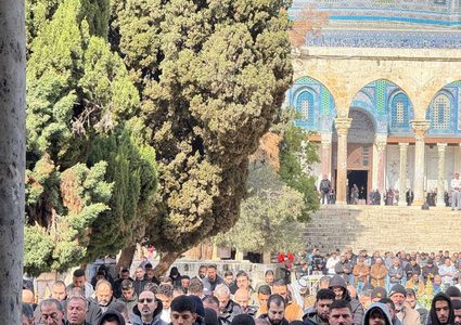 عشرات آلاف المصلين يؤدون صلاة الجمعة في المسجد الأقصى المبارك