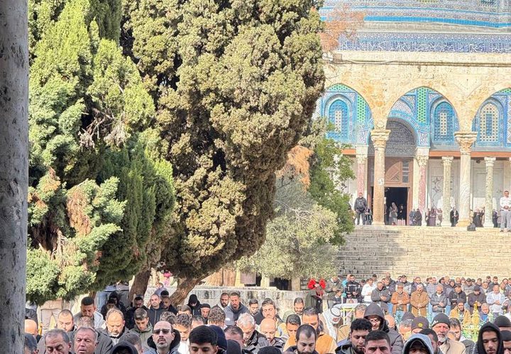 عشرات آلاف المصلين يؤدون صلاة الجمعة في المسجد الأقصى المبارك