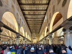 عشرات آلاف المصلين يؤدون صلاة الجمعة في المسجد الأقصى المبارك