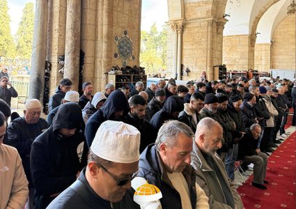 عشرات آلاف المصلين يؤدون صلاة الجمعة في المسجد الأقصى المبارك
