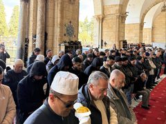 عشرات آلاف المصلين يؤدون صلاة الجمعة في المسجد الأقصى المبارك