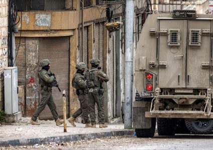 6  عائلات تخلي منازلها تمهيدا لهدمها في مدينة نابلس