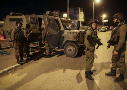 الاحتلال يحتجز شابا وينكل به خلال اقتحامه بلدة ترمسعيا