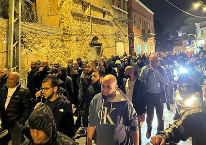 مئات يتظاهرون في يافا بعد اعتداء مستوطنين على امرأة فلسطينية وأطفالها