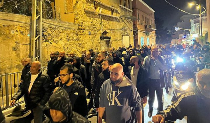 مئات يتظاهرون في يافا بعد اعتداء مستوطنين على امرأة فلسطينية وأطفالها