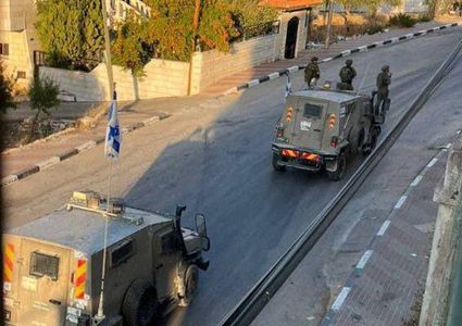 قوات الاحتلال تحتجز شبانًا على مدخل مخيم العروب وتُخرب مركبات في إذنا