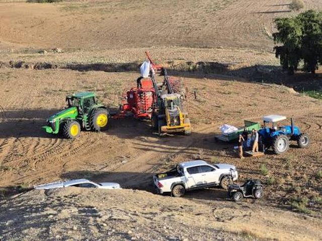 الأغوار: مواطنون يزرعون أراض حاول مستوطنون الاستيلاء عليها