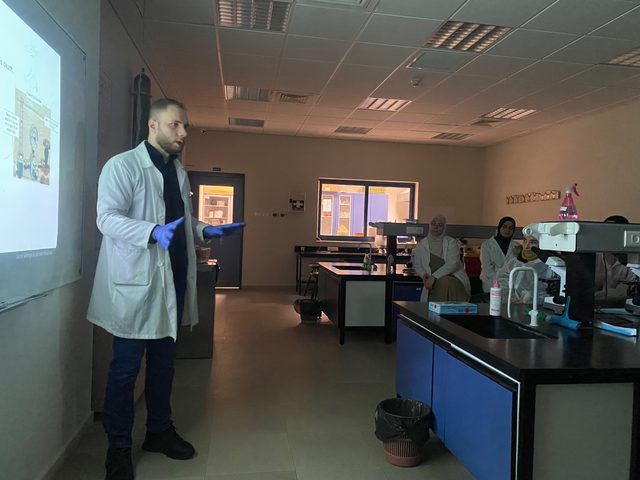 طلبة مساق علم المناعة ينظمون زيارة علمية لوحدة بيت الحيوان