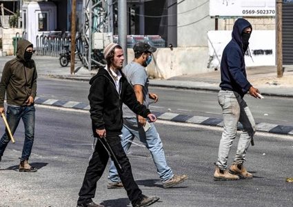 مستوطنون يسرقون مركبة ويصدمون أخرى في بلدة عوريف جنوب نابلس