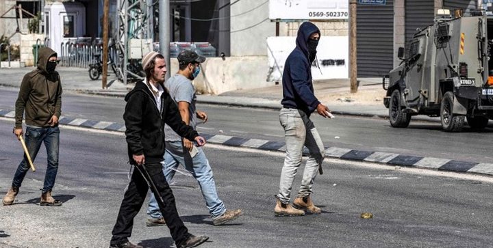 مستوطنون يسرقون مركبة ويصدمون أخرى في بلدة عوريف جنوب نابلس