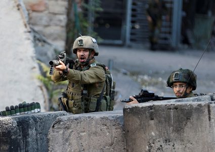 الاحتلال يصيب شابا بجروح خطيرة عند المدخل الشمالي لمدينة الخليل