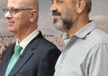 إلى الأخ الكبير، وأستاذي الفاضل، وعَلَمي ومعلمي الدكتور رامي الحمدالله