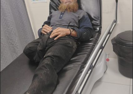 اعتقال مسن من مسافر يطا بعد اعتداء مستوطنون عليه وتخريب ممتلكاته