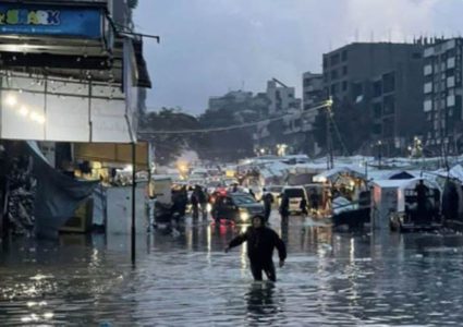 الأمطار الغزيرة تغرق خيام النازحين وتُصيب عدداً منهم في قطاع غزة