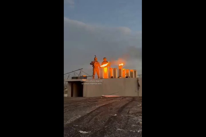 جنود الاحتلال يشعلون "الحانوكا" فوق مستشفى بغزة