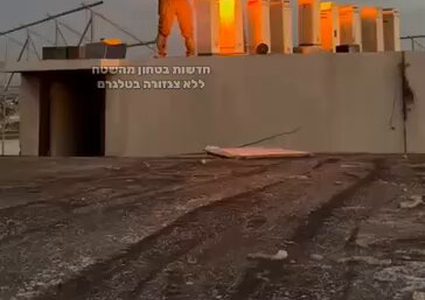 جنود الاحتلال يشعلون "الحانوكا" فوق مستشفى بغزة