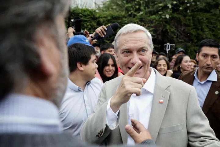 فوز خوسيه أنطونيو كاست برئاسة تشيلي وسط جدل سياسي وخلفية عائلية مثيرة