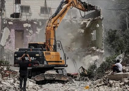 الاحتلال يهدم منزلا في قرية قلنديا  بزعم البناء دون ترخيص