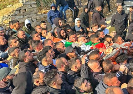 "حزنٌ كبيرٌ ودموع" تشييع حاشد للشهيد الفتى مهيب أحمد جبرين (16 عام) الذي ارتقى اليوم برصاص مستوطن في تقوع جنوب شرقي بيت لحم.