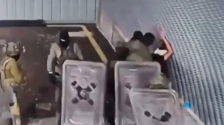 هآرتس: وفاة مسعف غزّي في معتقل سديه تيمان والاحتلال يرفض كشف الملابسات