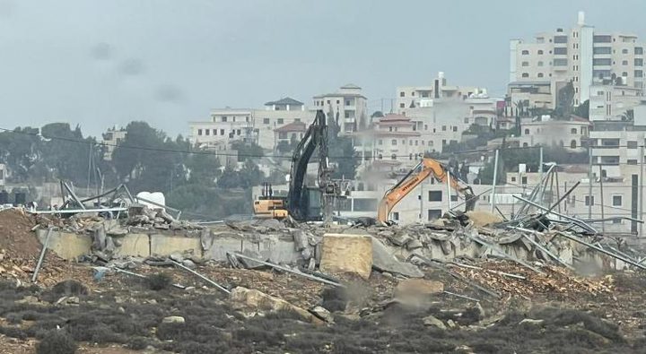 الاحتلال يهدم منزلاً في رافات شمال غرب القدس