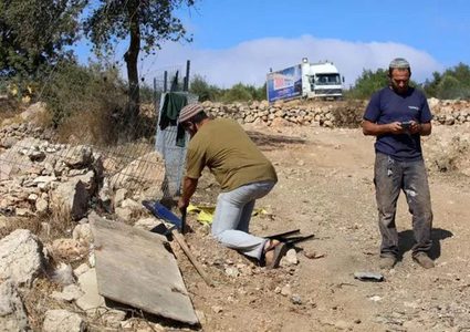 الأغوار الشمالية: مستوطنون يشرعون بتسييج أراضي المواطنين في خربة الحديدية