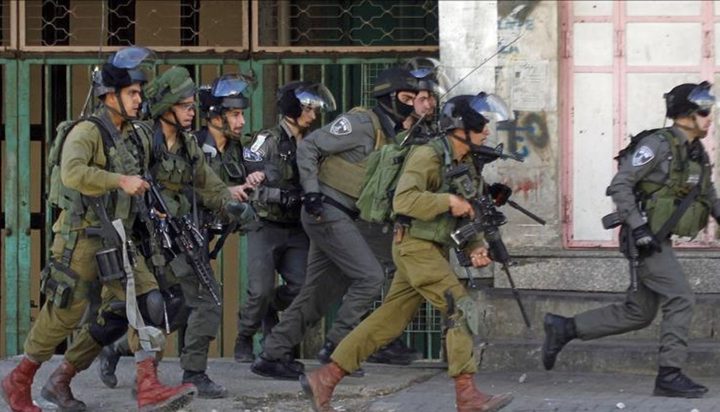 الاحتلال ينكل بشابين ويصدم مركبة ومستوطنون يهاجمون أخرى في الخليل