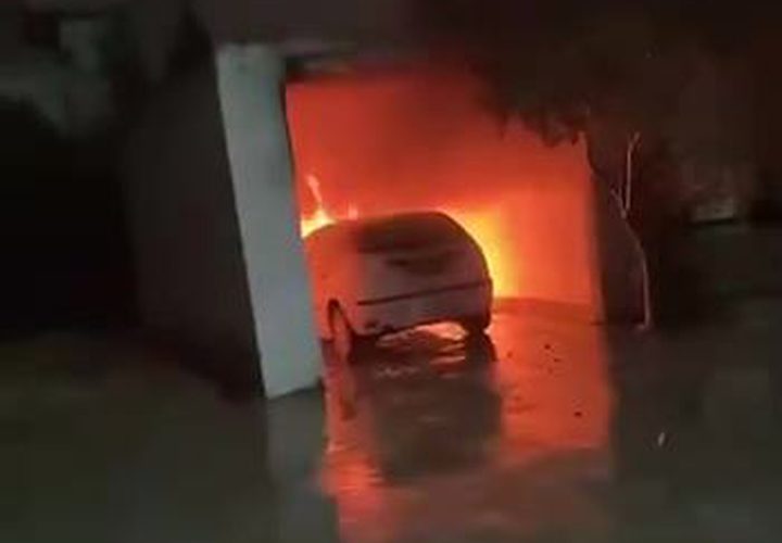 مستوطنون يهاجمون عين يبرود ويحرقون مركبات