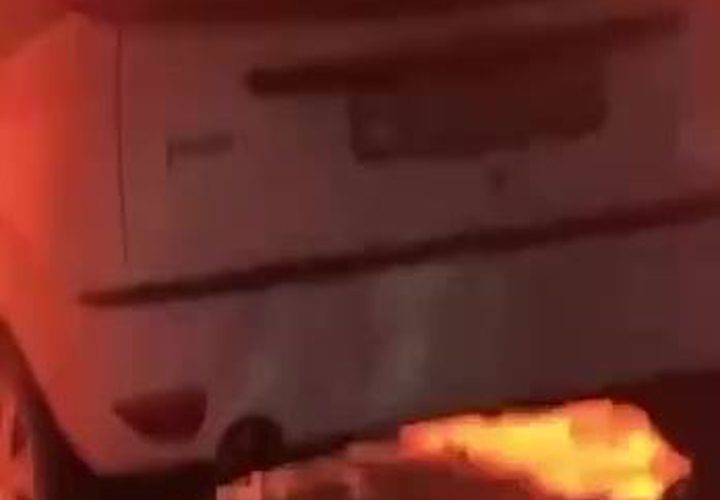 مستوطنون يهاجمون عين يبرود ويحرقون مركبات