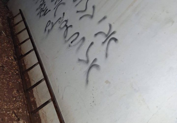 مستوطنون يهاجمون عين يبرود ويحرقون مركبات