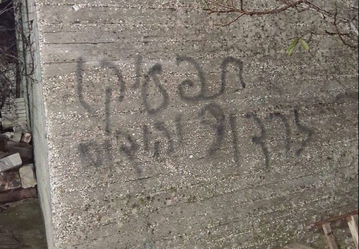 مستوطنون يهاجمون عين يبرود ويحرقون مركبات