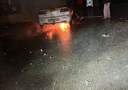 مستوطنون يهاجمون عين يبرود ويحرقون مركبات