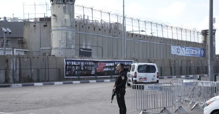 صحيفة إسرائيلية تحذر: السجون الإسرائيلية على حافة الانفجار