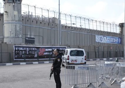 صحيفة إسرائيلية تحذر: السجون الإسرائيلية على حافة الانفجار