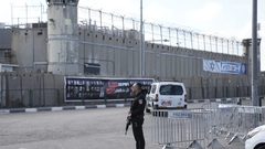 صحيفة إسرائيلية تحذر: السجون الإسرائيلية على حافة الانفجار