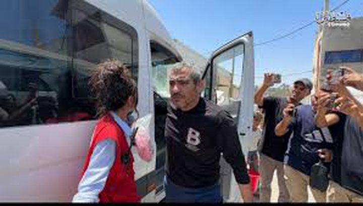 الاحتلال يفرج عن 11 أسيرًا من غزة وينقلهم إلى مستشفى شهداء الأقصى بدير البلح