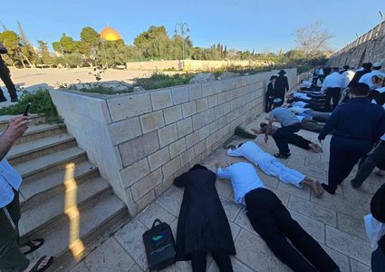 مستوطنون يقتحمون الأقصى في خامس أيام الأنوار العبري ويؤدون السجود الملحمي
