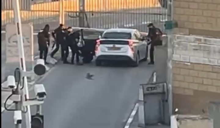 الاحتلال يعتقل شابا عقب إطلاق النار عليه قرب حاجز قلنديا