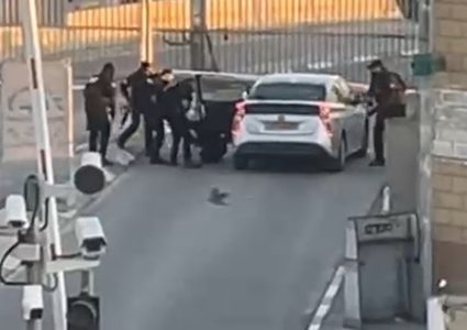 الاحتلال يعتقل شابا عقب إطلاق النار عليه قرب حاجز قلنديا