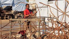 مواطنون غزيون يكافحون لاستخراج الحديد من المباني التي دمرها جيش الإحتلال الاسرائيلي للانتفاع بها في جهود الإيواء المحلية