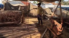 مواطنون غزيون يكافحون لاستخراج الحديد من المباني التي دمرها جيش الإحتلال الاسرائيلي للانتفاع بها في جهود الإيواء المحلية